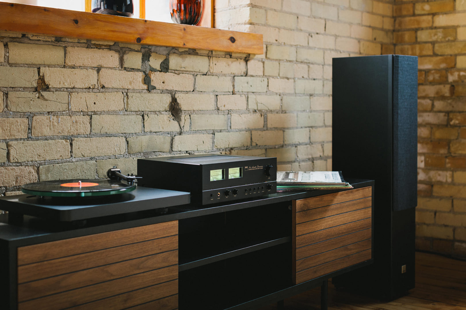 NAD C 3030S Lifestyle - updated-VU - -Left-with-turntable-on-credenza-and-DALI-tower - -Option-1
