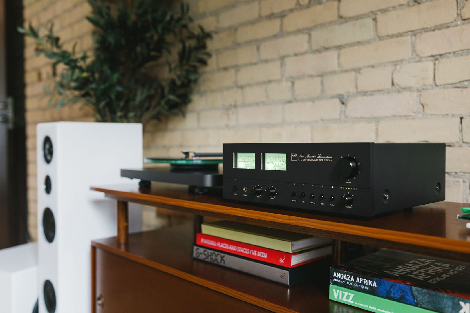 NAD C 3030S Lifestyle - updated-VU - -Right-Closeup-with-turntable-on-credenza